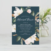 エレガントなスクリプト マグノリアの花 リハーサルディナー 招待状 (スタンド正面)