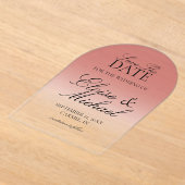 エレガントなスクリプト レッド ウェディング グラデーション セーブ ザ デート アクリル招待状 (レイダウン)