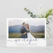 エレガントなスクリプト「私たちはこっそり結婚しました」モダンな写真付き結婚式 招待状 (スタンド正面)