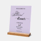 エレガントなスクリプト 紫のリハーサルディナー ウェルカム アクリルサイン (傾斜)