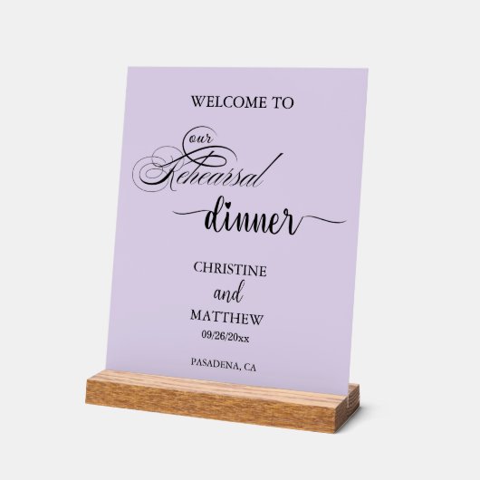 エレガントなスクリプト 紫のリハーサルディナー ウェルカム アクリルサイン (傾斜)