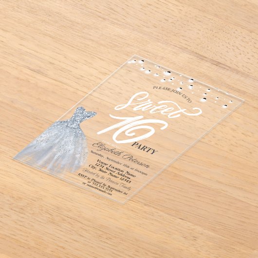 エレガントなストリングライトのドレス ダスティーブルー スウィート16 アクリル招待状 (レイダウン)