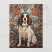 エレガントなスパニエルがヴィンテージの花柄の背景に佇む ポストカード (正面)