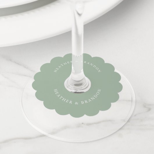 エレガントなセージグリーンのウェディング ワイングラスタグ (クローズアップ)