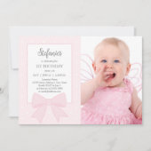 エレガントなソフトパステルピンクのボウ ファーストバースデー フォト 招待状 (正面)