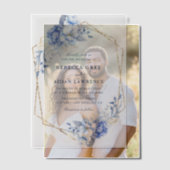エレガントなダスティブルーの花とゴールドの幾何学模様の結婚式 ベラム紙招待状 (オフセット (カップル))
