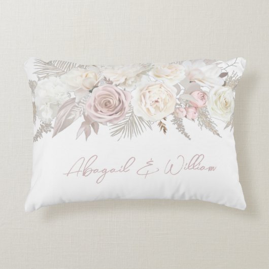 エレガントなダスティローズとアイボリーホワイトの花モチーフのウェディング アクセントクッション (正面)