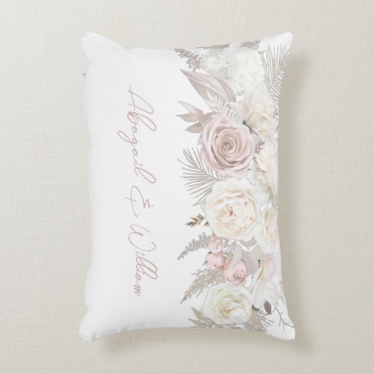 エレガントなダスティローズとアイボリーホワイトの花モチーフのウェディング アクセントクッション (正面(垂直))