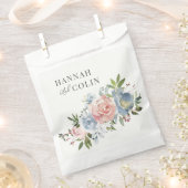 エレガントなダスティーブルーとローズの花のスワッグ フェイバーバッグ (クリップ留めされた状態)