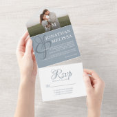 エレガントなダスティーブルーのオーバーレイ写真モノグラムウェディング オールインワン招待状 (貼ってはがせる)