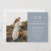 エレガントなダスティーブルーのモノグラムカスタム写真ウェディング 招待状 (正面)