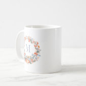 エレガントなダスティーブルーのモノグラムリース クリスマス コーヒーマグカップ (正面左)