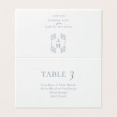 エレガントなダスティーブルーのモノグラム結婚式の名札 (外部フラット)