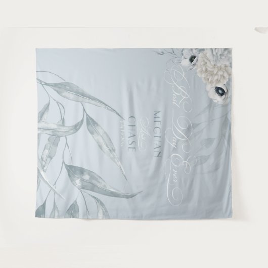 エレガントなダスティーブルーの水彩画の葉と花 タペストリー (正面(横))