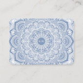 エレガントなダスティーブルーの白いレースの曼荼羅 クラシック エンクロージャーカード (正面)