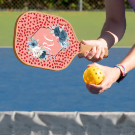 エレガントなダスティーブルーの花と赤いハートのモノグラム ピックルボールラケット