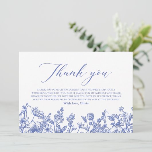 エレガントなダスティーブルーの花のデザインのウェディングシャワーの感謝カード サンキューカード (スタンド正面)