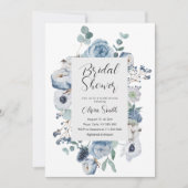 エレガントなダスティーブルーの花のブライズシャワー 招待状 (正面)