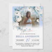 エレガントなダスティーブルーの花のベビーシャワー 招待状 (正面)