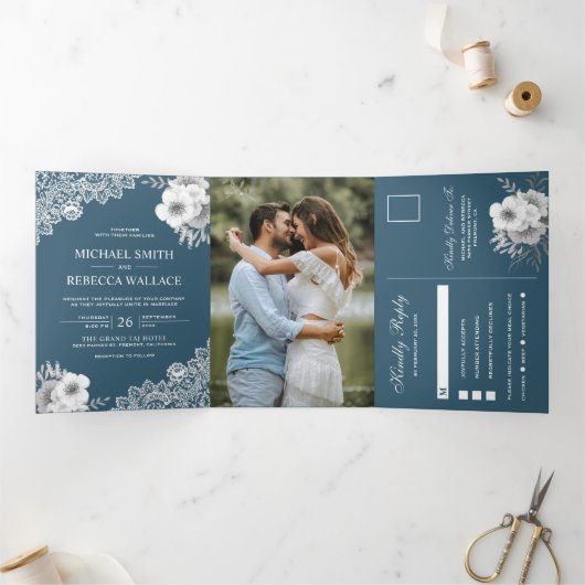 エレガントなダスティーブルーの花柄レースの結婚式の写真 三つ折り招待状 (内部)