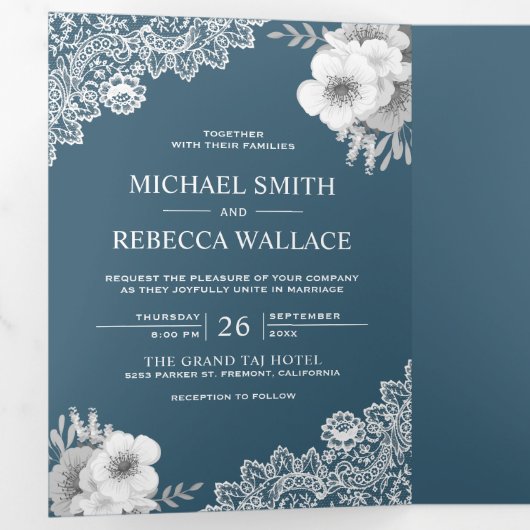 エレガントなダスティーブルーの花柄レースの結婚式の写真 三つ折り招待状 (内部最初)