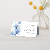エレガントなダスティーブルーの透明な花の結婚式 プレイスカード (裏面)