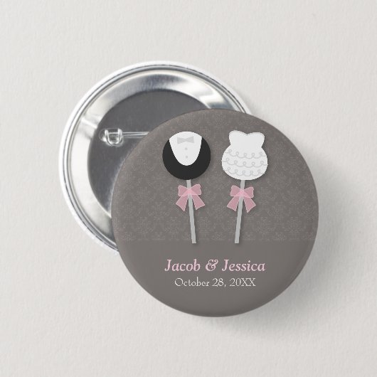 エレガントなダマスク織のケーキは結婚披露宴の好意をぽんと鳴らします 缶バッジ (正面&裏面)