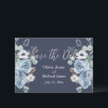 エレガントなダークブルー＆ホワイトの花柄スクリプト セーブザデート<br><div class="desc">シンプルでモダンなダークブルー＆ホワイトの花柄の「Save the Date」カード。名前はエレガントな白のスクリプトで仕上げられています。春、夏、秋、冬のどの季節のウェディングにもぴったりです。</div>