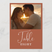 エレガントなテラコッタ フォト テーブル ナンバー 招待状 (裏面)