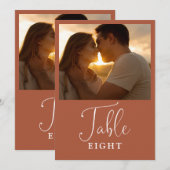 エレガントなテラコッタ フォト テーブル ナンバー 招待状 (正面/裏面)