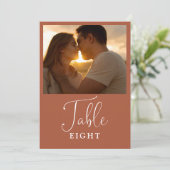 エレガントなテラコッタ フォト テーブル ナンバー 招待状 (スタンド正面)