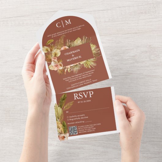 エレガントなテラコッタ モノグラム QR コード アーチ ウェディング オールインワン招待状 (貼ってはがせる)