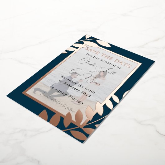 エレガントなトロピカルリーフの写真でSave The Dateを実現 箔招待状 (回転した状態)