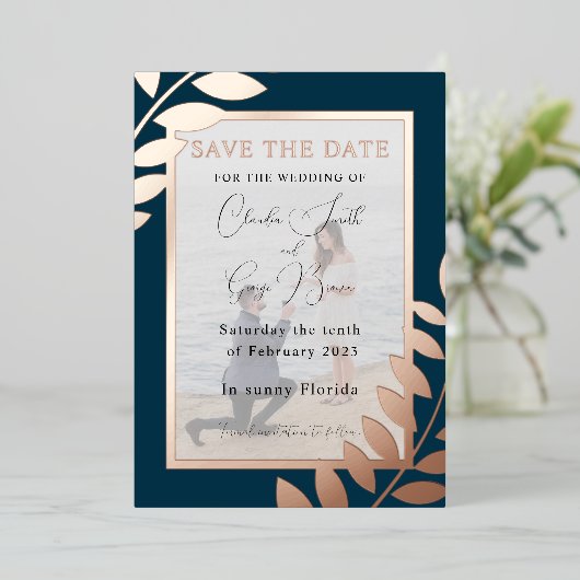 エレガントなトロピカルリーフの写真でSave The Dateを実現 箔招待状 (立ち正面)