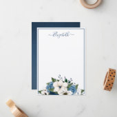 エレガントなネイビーとダスティーブルーの花柄パーソナライズ ノートカード (正面/裏面インサイチュ)
