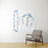 エレガントなネイビーのモノグラム フラワー ブライダル シャワー ウェルカム タペストリー (インサイチュ(横))