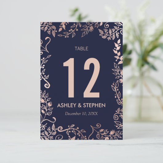 エレガントなネイビーブルーのローズゴールド フラワーテーブルナンバー 招待状 (スタンド正面)