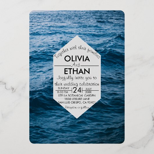 エレガントなネイビーブルーの海の波の夏の結婚式 箔招待状 (正面)