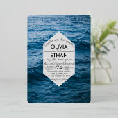 エレガントなネイビーブルーの海の波の夏の結婚式 箔招待状 (立ち正面)