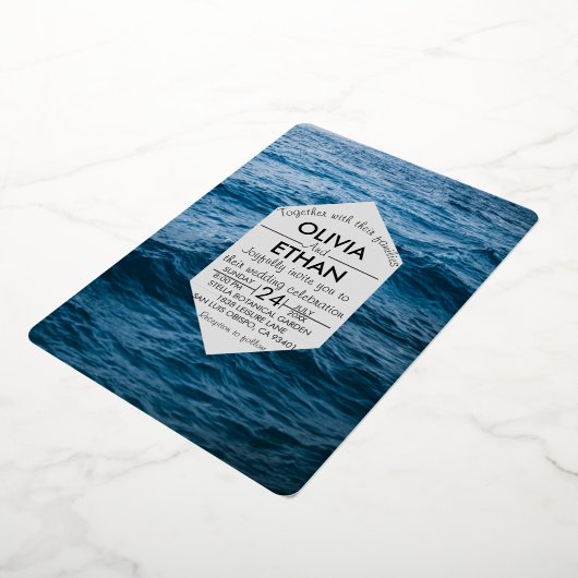 エレガントなネイビーブルーの海の波の夏の結婚式 箔招待状 (回転した状態)
