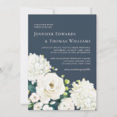 エレガントなネイビーブルーの背景に白い花のウェディング 招待状 (正面)