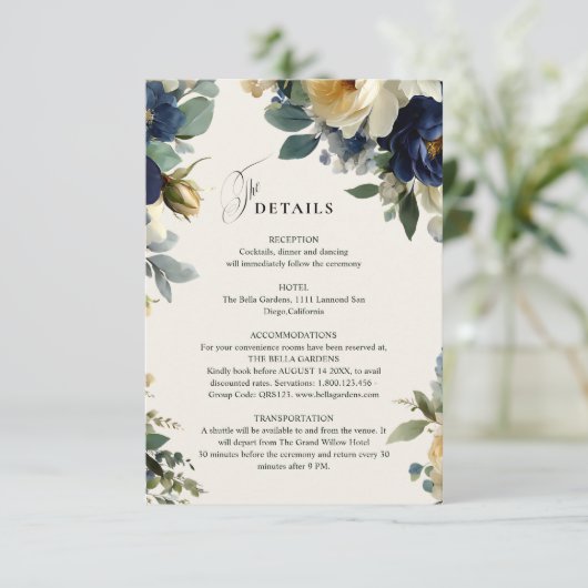 エレガントなネイビーブルーの花と芍薬の結婚式ディテール エンクロージャーカード (スタンド正面)
