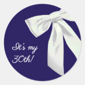 エレガントなネイビーブルーの誕生日ステッカー 白いリボン付き ラウンドシール (正面)