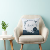 エレガントなネイビー & ダスティーブルーの花輪 クッション (椅子)