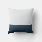 エレガントなネイビー & ダスティーブルーの花輪 クッション (裏面)