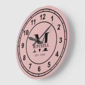 エレガントなバラピンクのモノグラムカスタムファミリー名 ラージ壁時計 (傾斜)