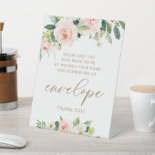 エレガントなバラ色の花の封筒の宛名を書く 台座サイン (インサイチュ)