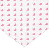 エレガントなバレンタインのピンクの白く小さいハートパターン ショートテーブルランナー (コーナー)