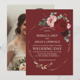 エレガントなバーガンディとゴールドの花の写真オーバーレイ 招待状