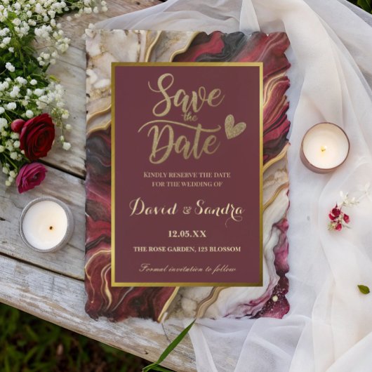 エレガントなバーガンディとゴールドの Save the Date カード
